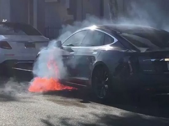 Режиссер Карточного домика едва не сгорел в Tesla (видео)