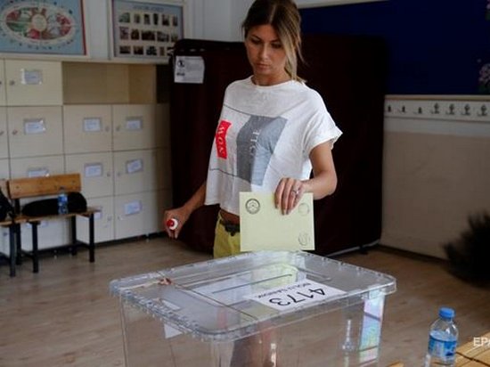 В Турции начались выборы парламента и президента