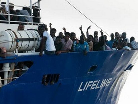 Испания отказалась принять судно с 224 мигрантами