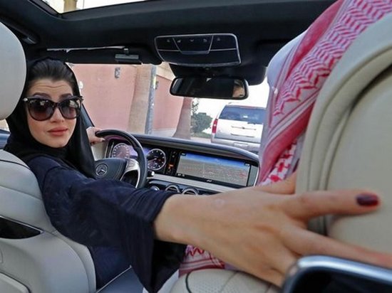 Женщины Саудовской Аравии получили право водить автомобиль