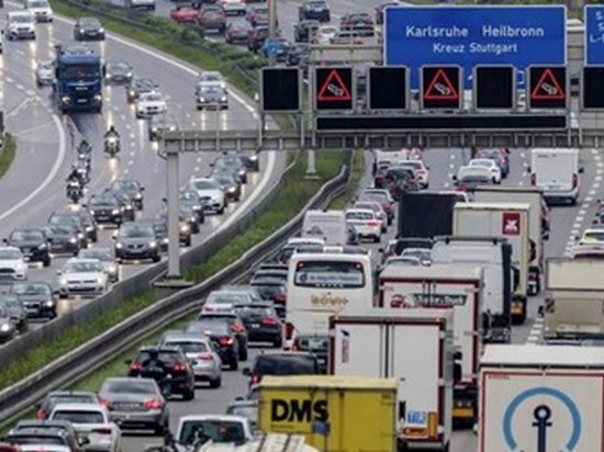 В Германии на автобане будут ездить грузовики без водителей