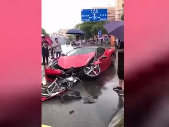 Китаянка за пару минут разбила прокатный Ferrari (видео)