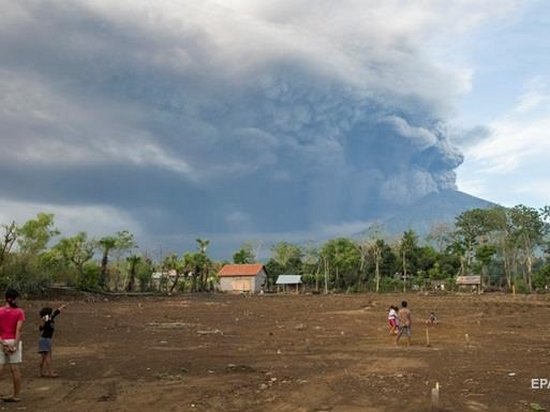 На Бали закрыли аэропорт из-за активизации вулкана Агунг