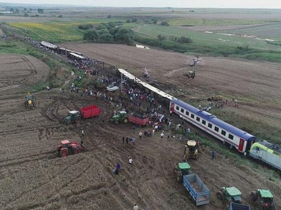 В Турции сошел с рельсов поезд: десять жертв