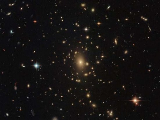 Hubble показал фото кластера из тысяч галактик (фото)
