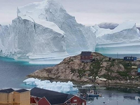В Гренландии эвакуировали поселок из-за айсберга