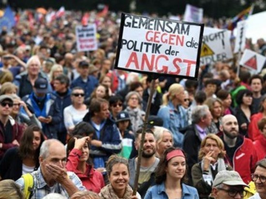 В Мюнхене десятки тысяч человек протестовали против главы МВД