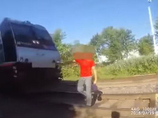 Американца в последнюю секунду спасли от поезда (видео)