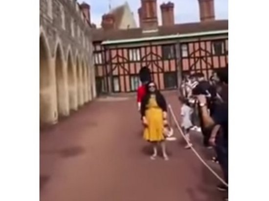 В Британии королевский гвардеец пнул делающую селфи туристку (видео)
