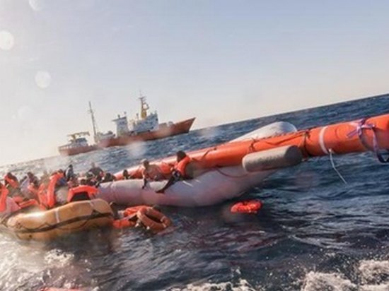 Возле Испании за два дня спасли более 1200 беженцев