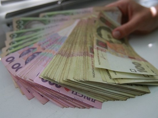 Украинцы стали активнее нести деньги в банки