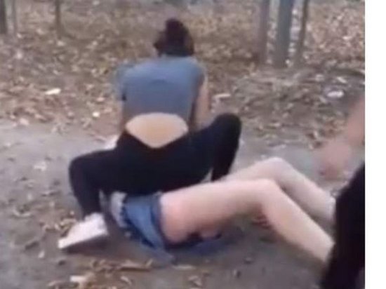 В Одессе группа школьников жестоко избила ровесницу, снимая это на видео
