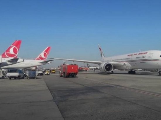 В турецком аэропорту столкнулись самолеты