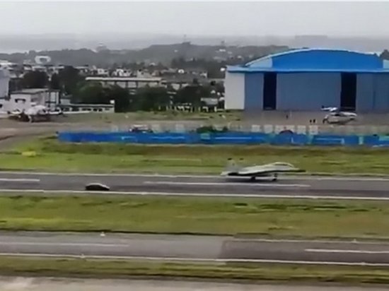 В Индии устроили гонку между Lamborghini и Миг-29 (видео)
