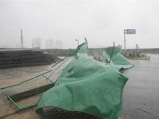 В Китае из-за тайфуна эвакуировали 10 городов