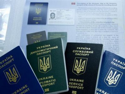 Сотни украинцев лишились дипломатических паспортов