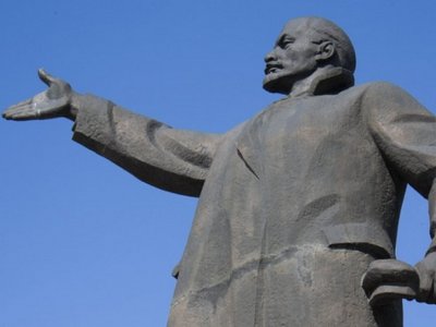 В Киеве нашли альтернативу советским памятникам Ленину