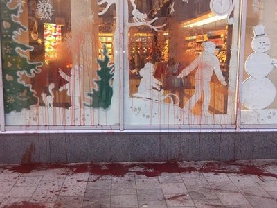 Во Львове облили красной краской магазин Roshen (видео)