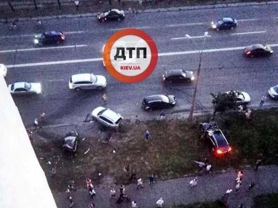 В Киеве лихач на большой скорости снес три авто