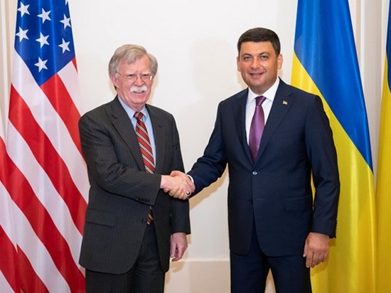 США интересует добыча украинского газа — Болтон