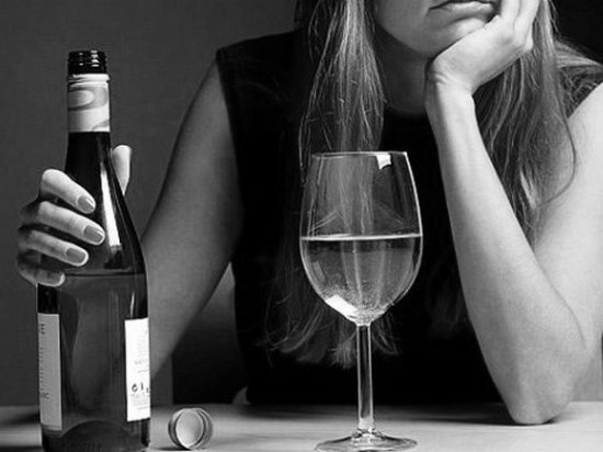 Женский алкоголизм: причины, симптомы, лечение