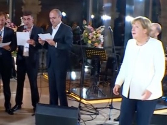 Меркель в Грузии спела любимую песню (видео)