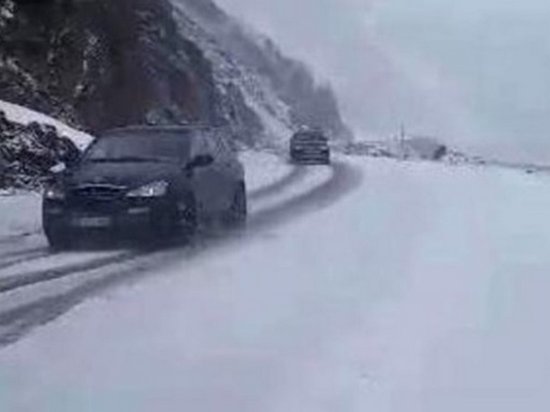 В Турции в разгар туристического сезона выпал снег (видео)