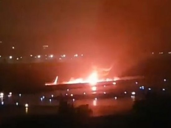 В Сочи самолет с пассажирами скатился в реку (видео)