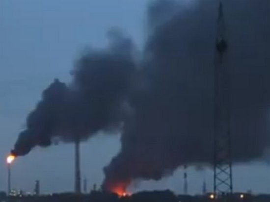 В Баварии горит нефтеперерабатывающий завод