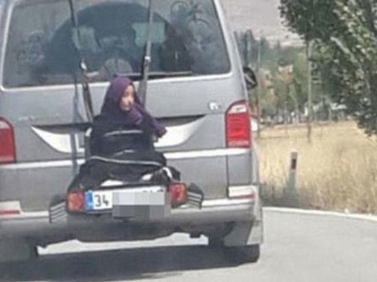 В Турции отец прокатил 13-летнюю дочь, привязав к багажнику