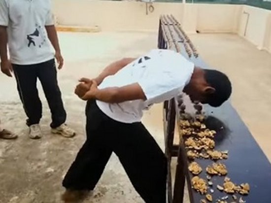 В Индии установили рекорд по разбиванию орехов (видео)