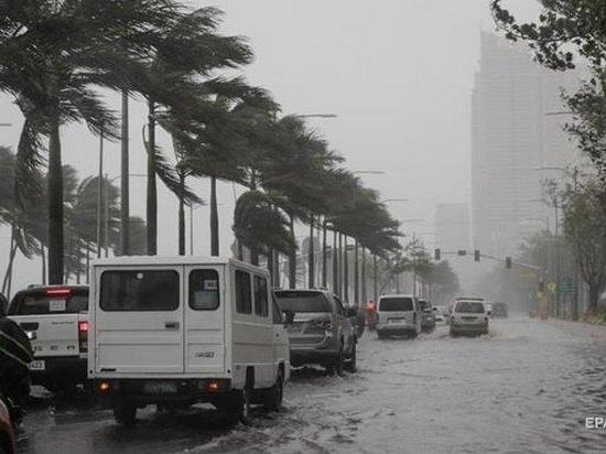 На Филиппины обрушился мощный тайфун Мангхут (видео)