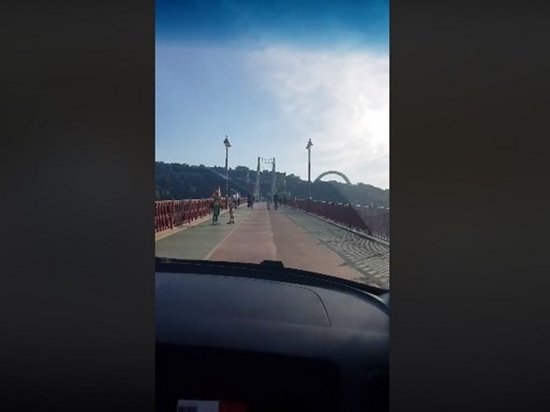 В Киеве водитель проехал по пешеходному мосту (видео)