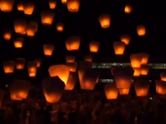 На Тайване сотни людей запустили небесные фонарики (видео)