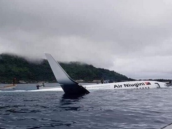 В Микронезии пассажирский самолет упал в воду