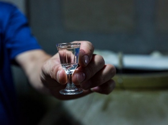 Почти 300 человек отравились алкоголем в Иране