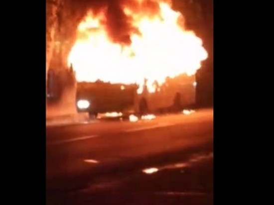 В Черновцах посреди улицы сгорела маршрутка (видео)