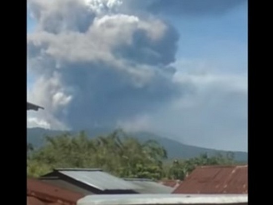 В Индонезии началось извержение вулкана (видео)