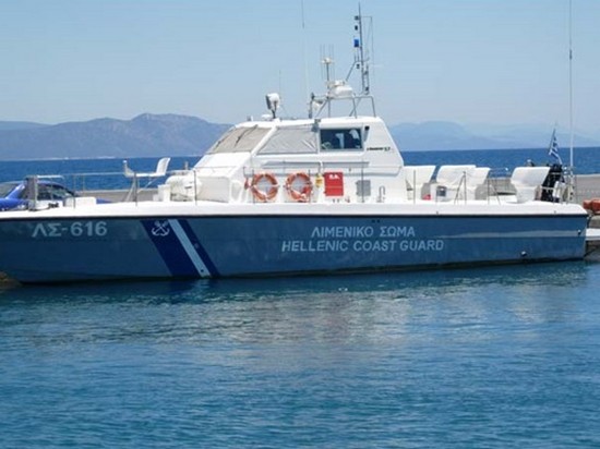 У берегов Греции перехватили судно с мигрантами под флагом Украины
