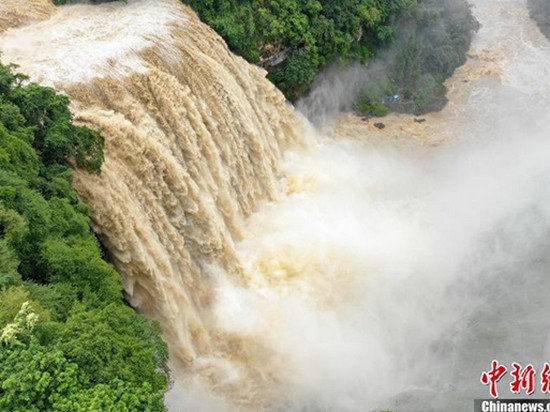 Самый большой водопад Китая увеличился вдвое (видео)