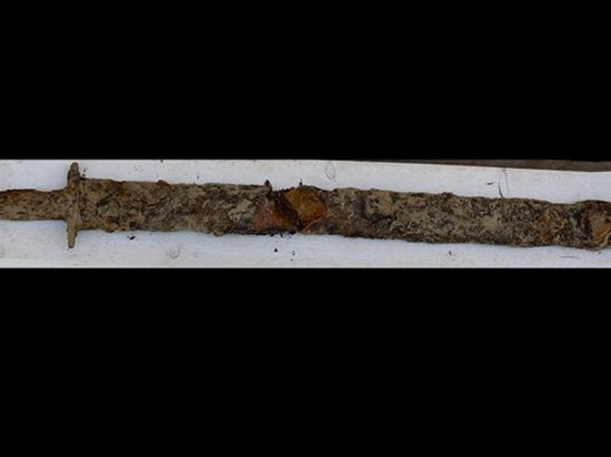 Девочка нашла в озере тысячелетний меч викингов