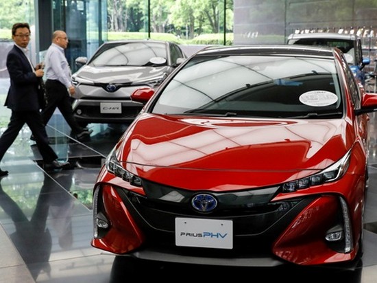 Toyota отзывает более 2,4 млн гибридных авто