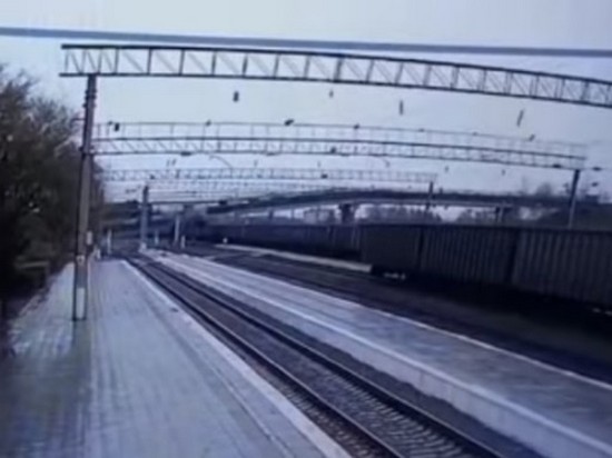 Обрушение моста на поезд сняли на видео