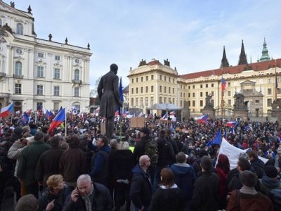 В Праге тысячи людей протестуют против приема беженцев