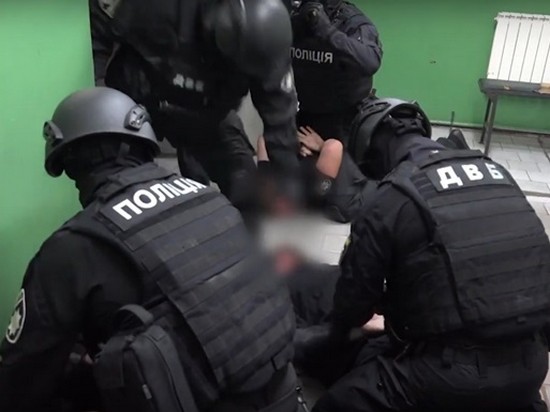 В Харькове арестовали двух полицейских за избиение мужчины