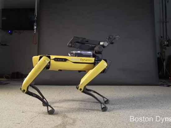 Танец робота стал видеохитом Сети