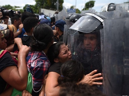 Полиция Мексики остановила караван мигрантов на границе с США