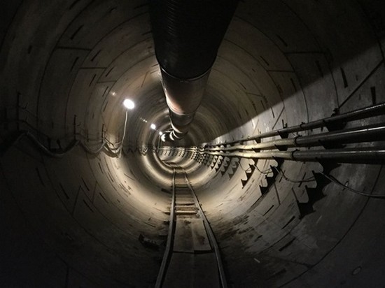 Илон Маск показал подземный тоннель под Лос-Анджелесом