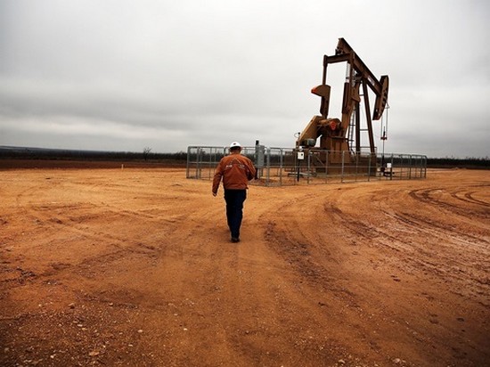 Нефть дешевеет на фоне антииранских санкций США
