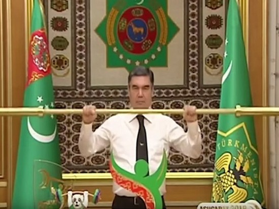 Президенту Туркмении подарили золотую штангу (видео)